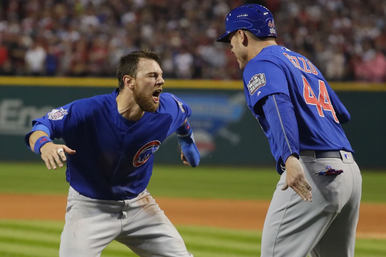 Zobrist celebra con Anthony Rizzo.