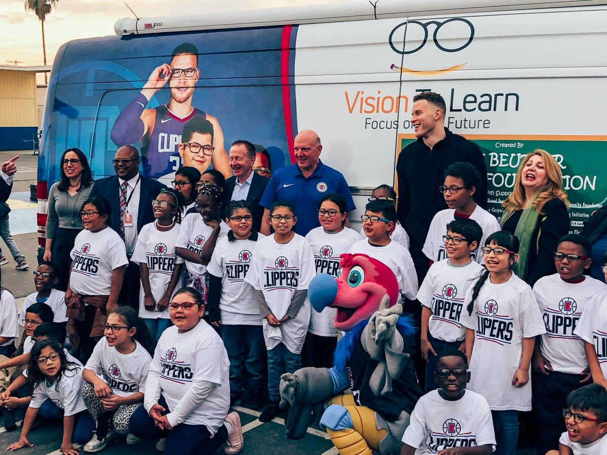 Blake Griffin y los Clippers ayudan a estudiantes con problemas de visión