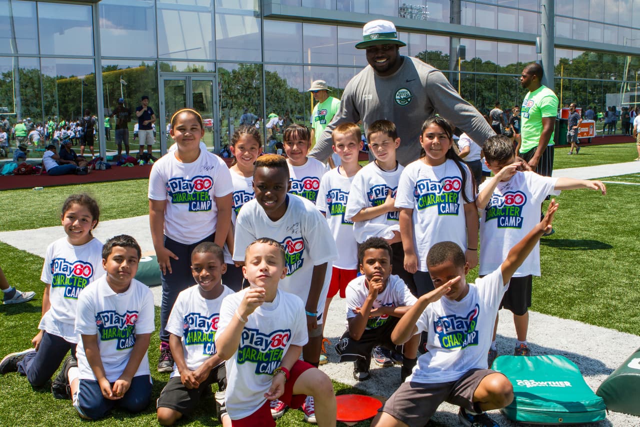 Los novatos de los New York Jets compartieron y enseñaron a jóvenes y niños la importancia de una buena actitud.