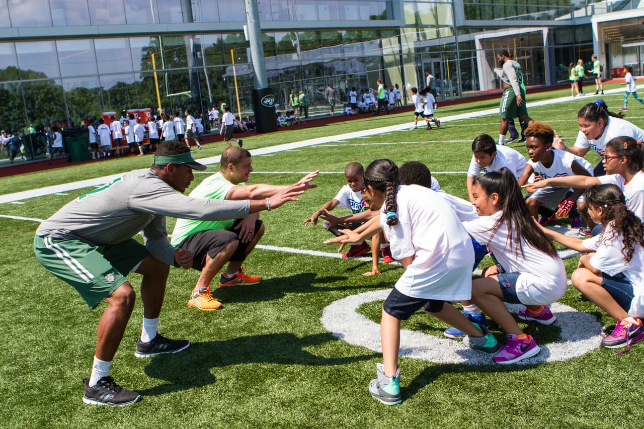 Los novatos de los New York Jets compartieron y enseñaron a jóvenes y niños la importancia de una buena actitud.