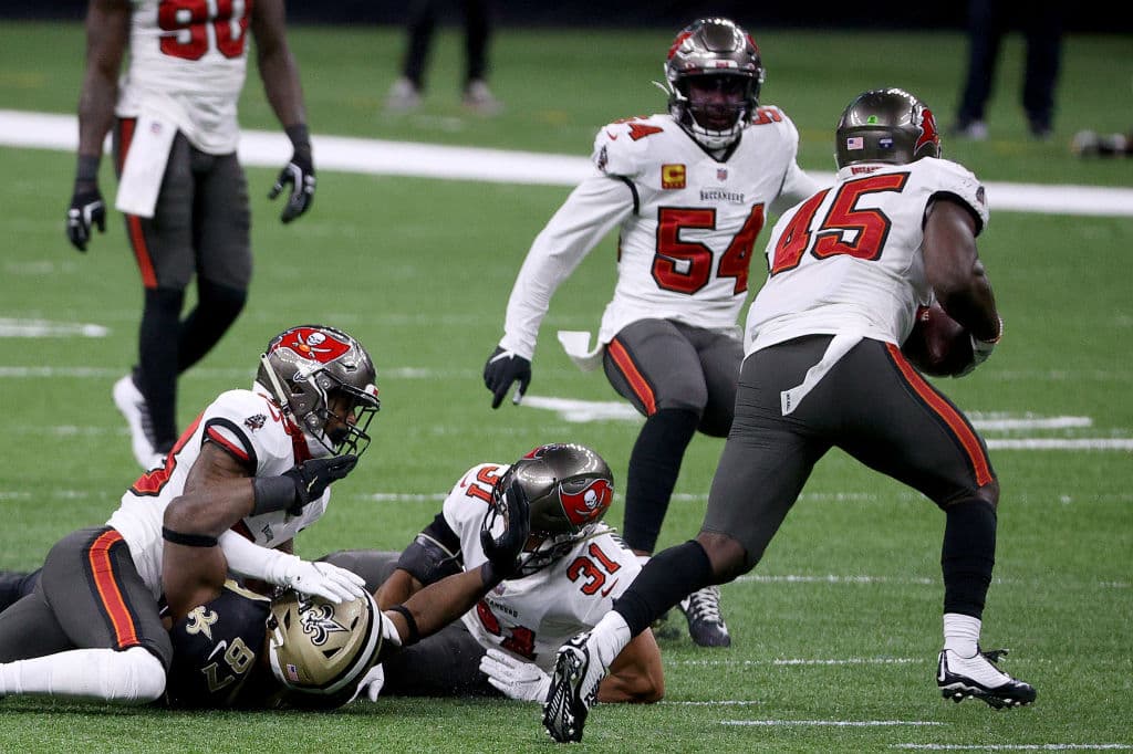 La defensa de los Buccaneers tiene una gran noche y los de Tampa logran vencer 30-20 a los New Orleans Saints.