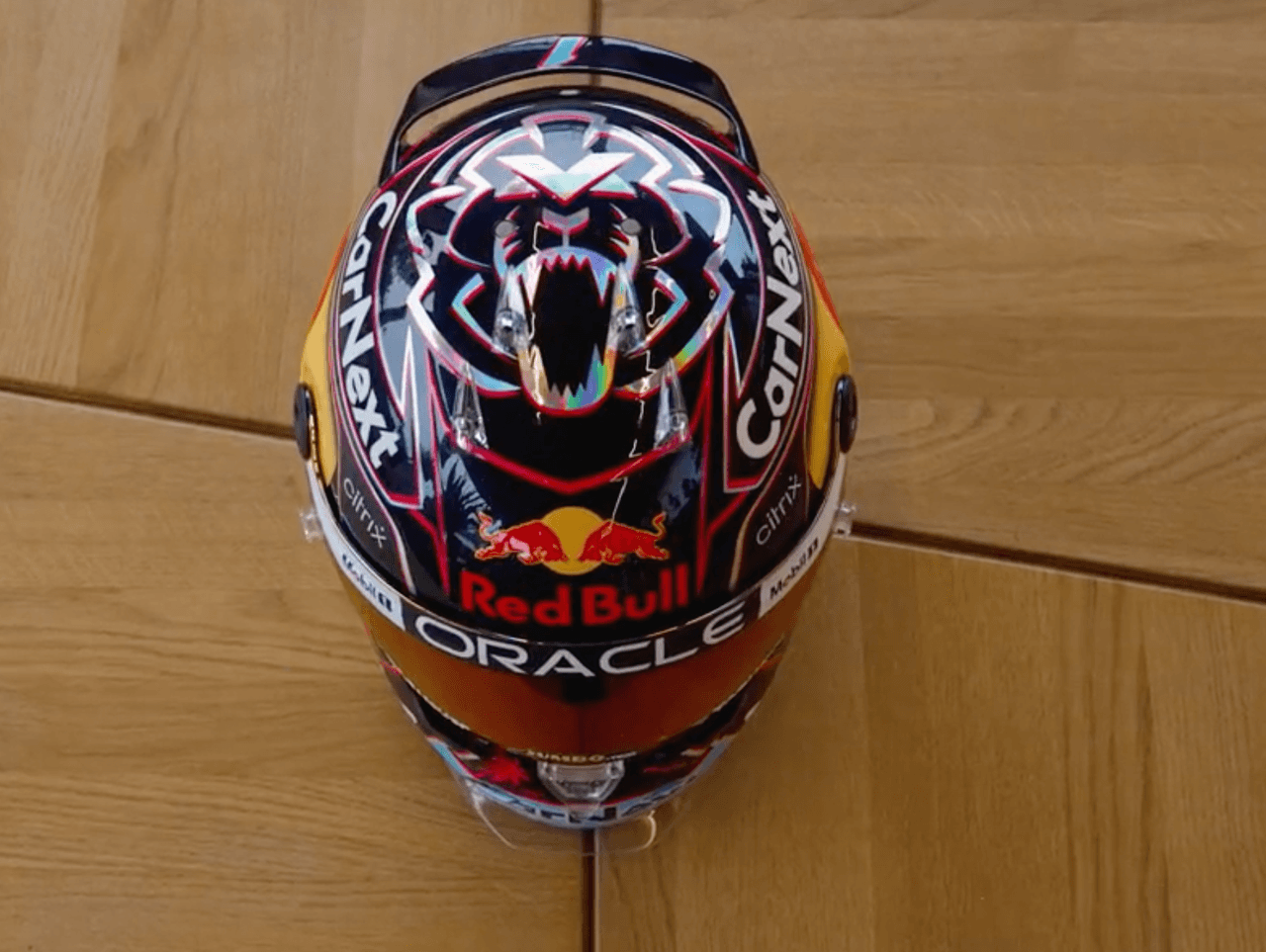 Max Verstappen pidió un diseño que hiciera homenaje al sabor de Miami, por lo que tendrá colores azul marino y azul claro, así como acentos rosas.