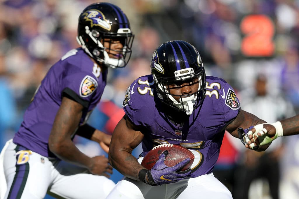 La ofensiva de los Ravens sufrió en el primer medio. Su total de 69 total yardas a la ofensiva es su cosecha más baja en una primera mitad de un juego de Playoff en su historia.
