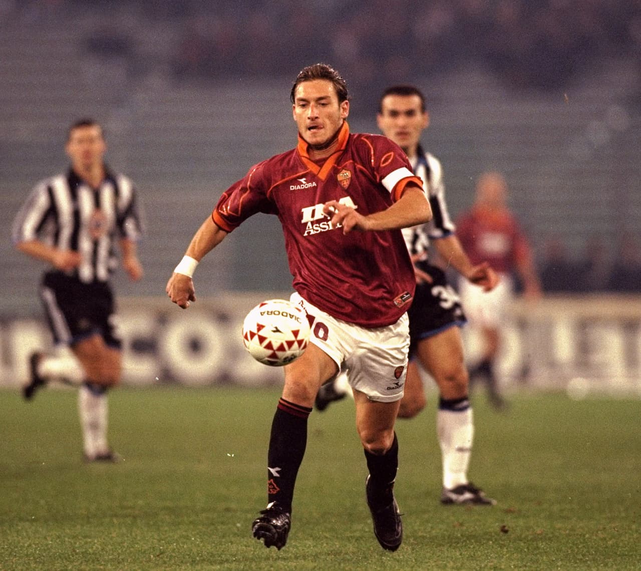 Francesco Totti debutó en 1993 con Roma y aún se mantiene activo en el equipo. El atacante rechazó ofertas de Real Madrid y otros grandes de Europa y con el equipo capitalino de Italia ha sido campeón de Liga en una ocasión, dos veces de Copa de Italia y dos de Supercopas de Italia.