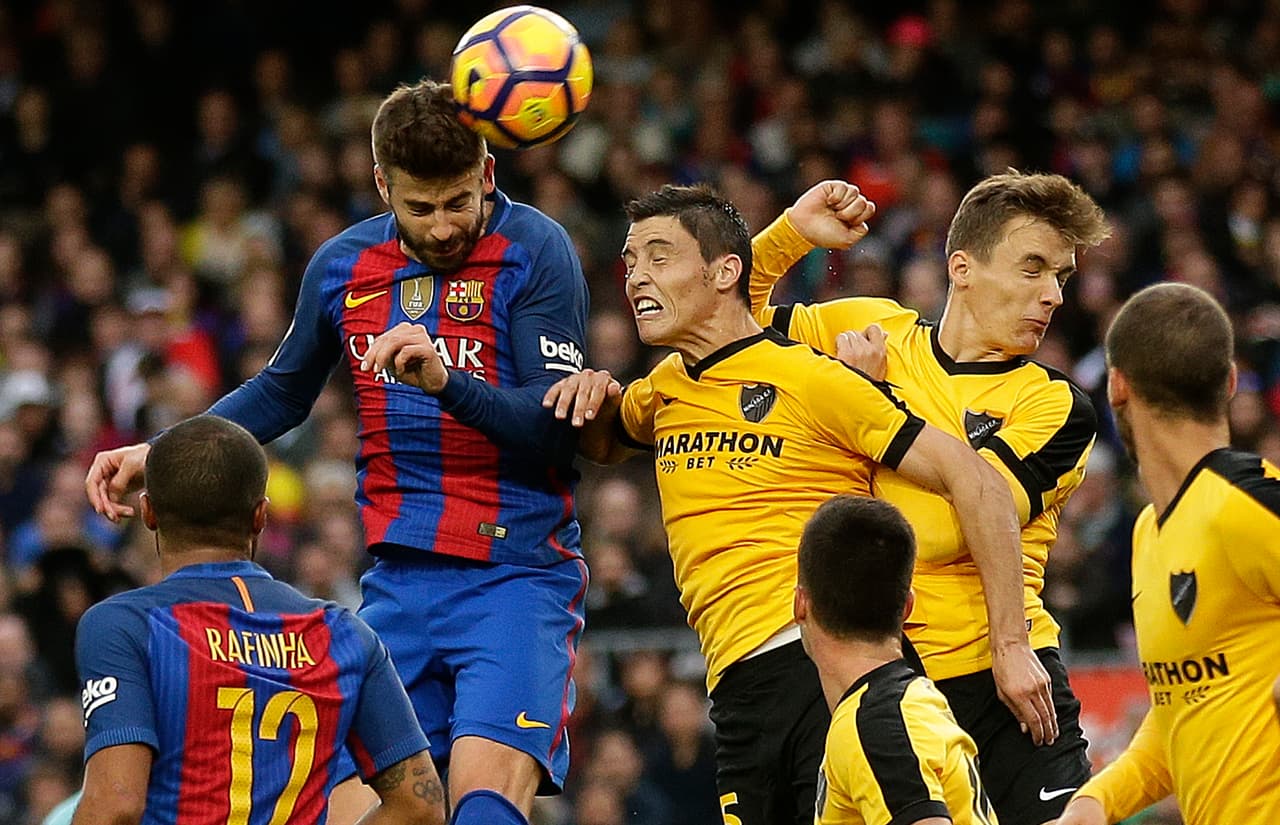 Barcelona buscó abrir la diferencia por medio del juego aéreo con Gerard Piqué. Con quince minutos para el final, el defensa decidió jugar cada vez más cerca del área de Kameni y se convirtió en el segundo centrodelantero.