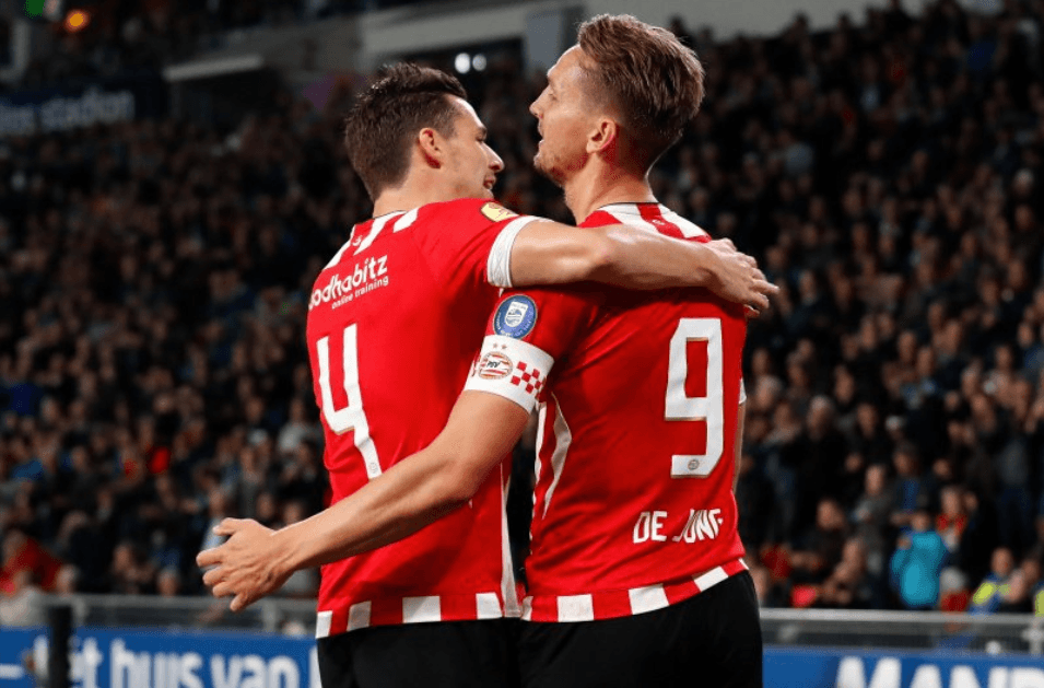 El primero tras un buen centro desde la banda izquierda del 'Chucky' Lozano, llovidito, al que llegó sin marca para conectar de cabeza.