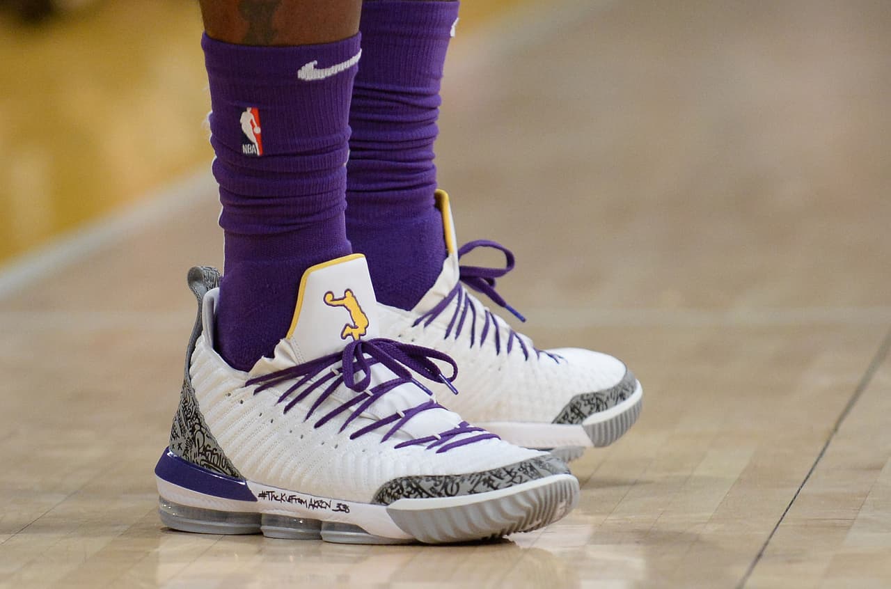 Uno de esos zapatos, tenía escrito 'el chico de Akron' y en el otro 'gracias MJ'.