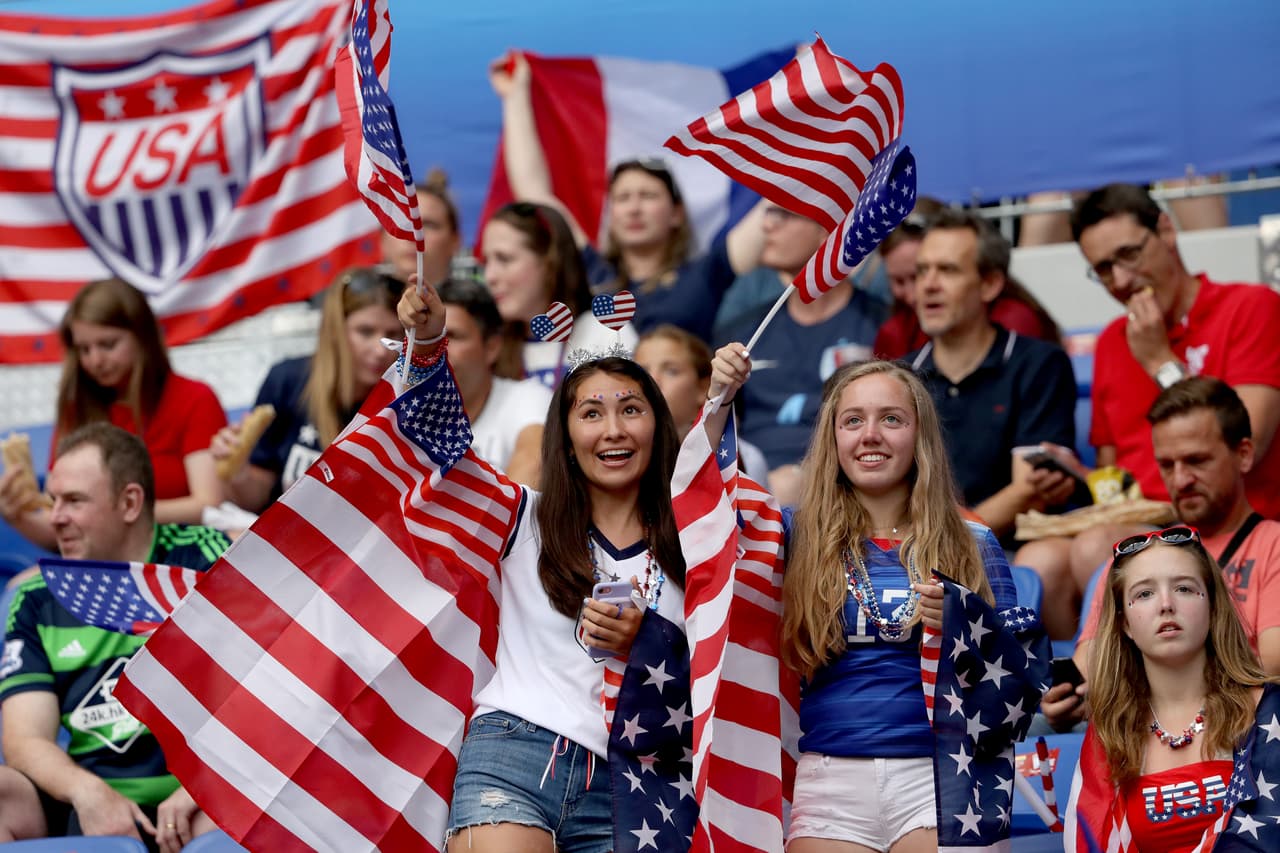 El Estadio de Lyon recibió este martes a los miles de fanáticos estadounidenses e ingleses que van a apoyar a sus equipos en la Semifinal del Mundial Femenino. La gran mayoría llegaron detrás del USWNT, que busca repetir la corona que logró en Canadá 2015.
