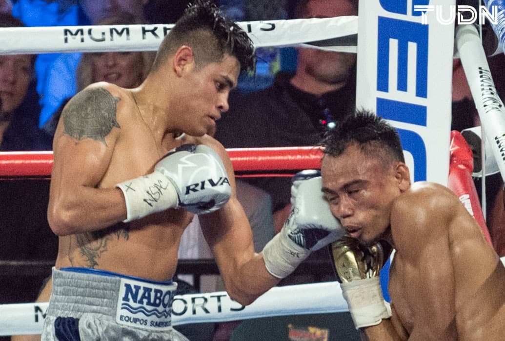 El 'Vaquero' Navarrete detuvo por nocaut técnico al filipino Jeo Tupas Santisima en 11 rounds.