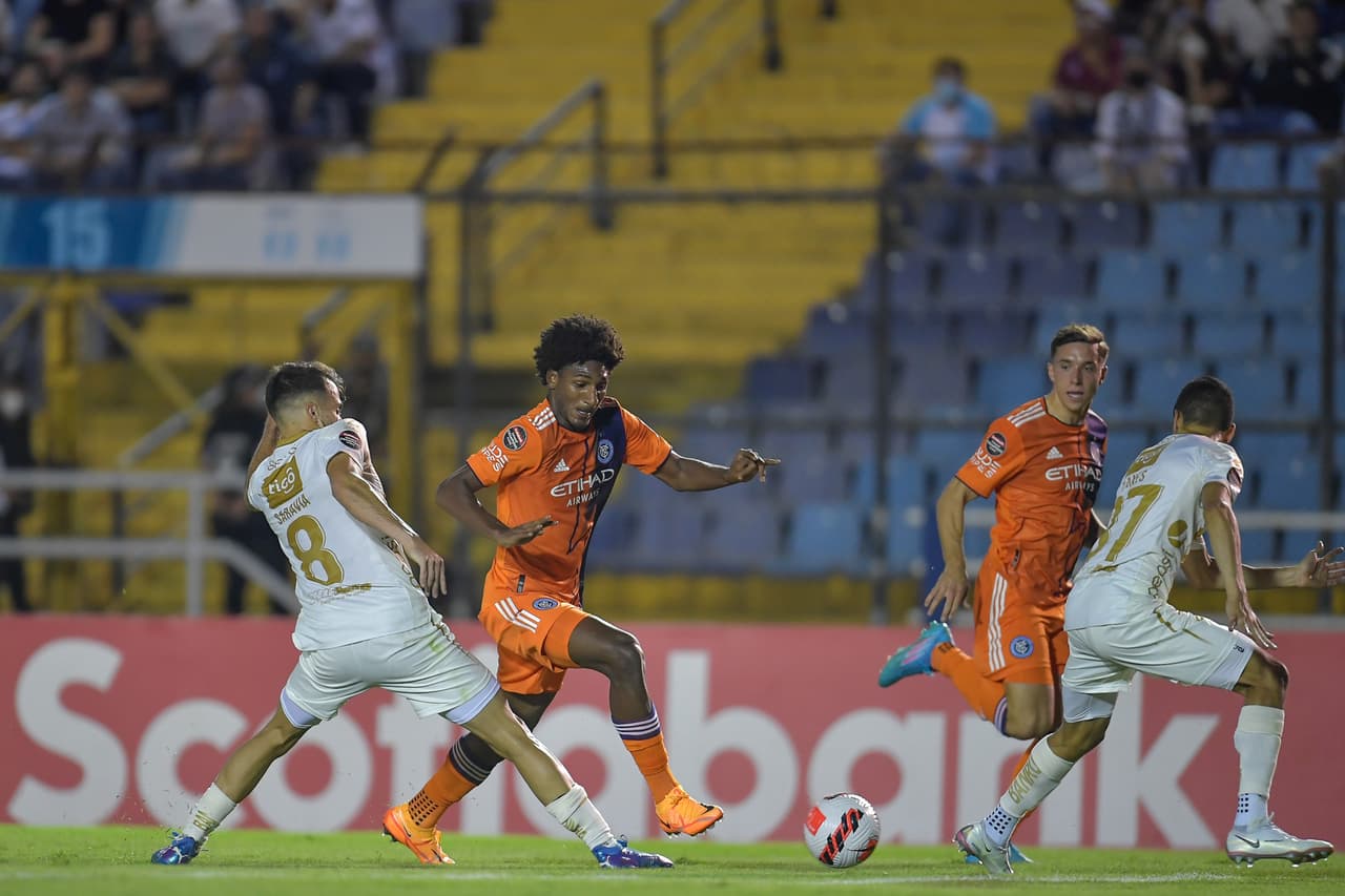 Pero Talles Magno enfriaba las cosas apenas iniciado el segundo tiempo con un frentazo muy mal defendido por Comunicaciones.