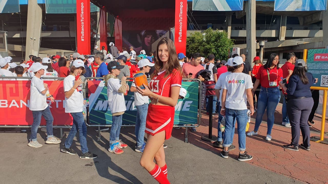 Predominan los colores rojo y azul en las inmediaciones del Estadio Azteca.