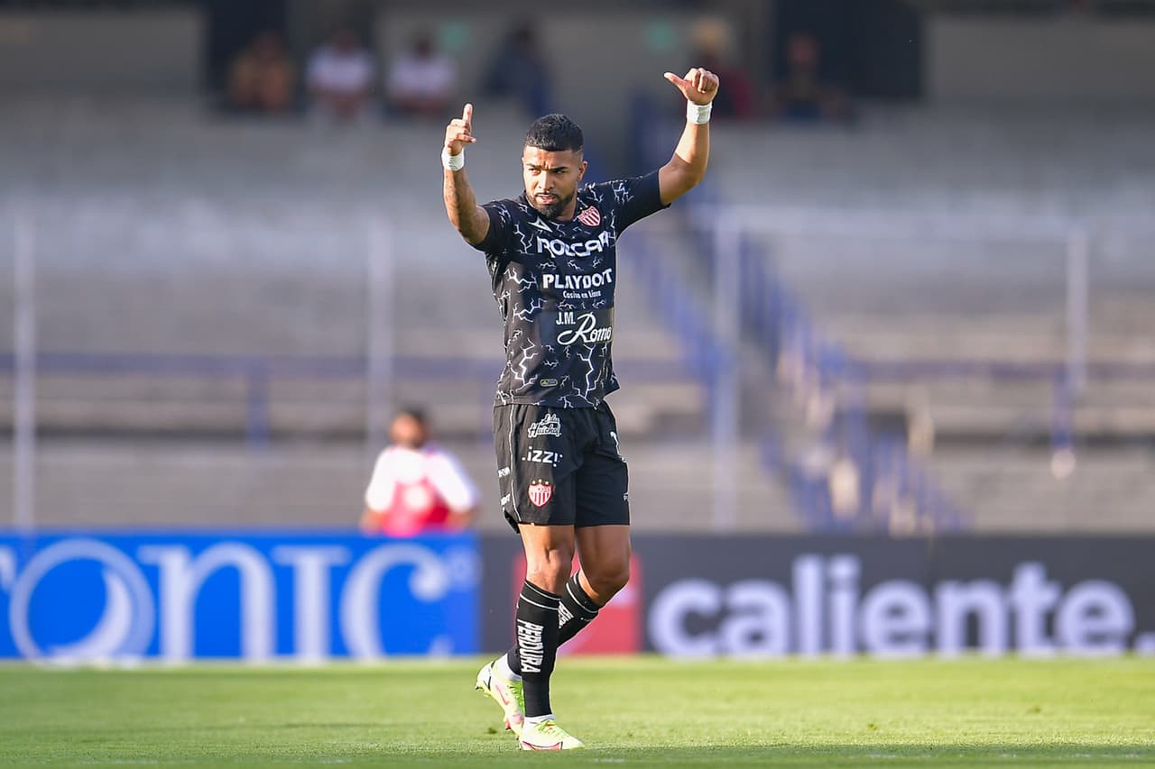 Siete minutos después, un forcejeo en el área de Pumas terminaba en un penal riguroso a favor de los Rayos que Rodrigo Aguirre no perdonó para el 0-2.