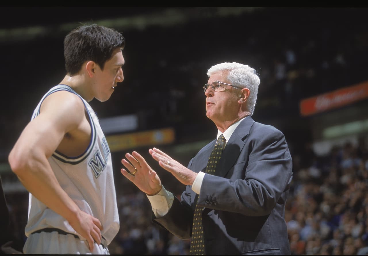 Eduardo Nájera. Del 2000 al 2004 jugó 208 partidos con los Dallas Mavericks. También jugó para Golden State Warriors, Denver Nuggets, Brooklyn Nets y los entonces Charlotte Bobcats.