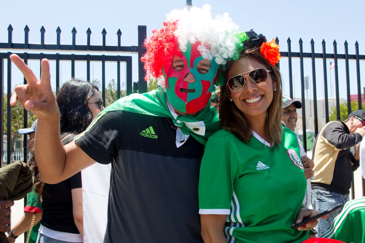 Con sombreros, maquillaje, máscaras y sobre todo, mucha actitud y mucha fiesta, la afición mexicana de Los Angeles apoyó de gran manera al TRI en su partido ante Croacia.