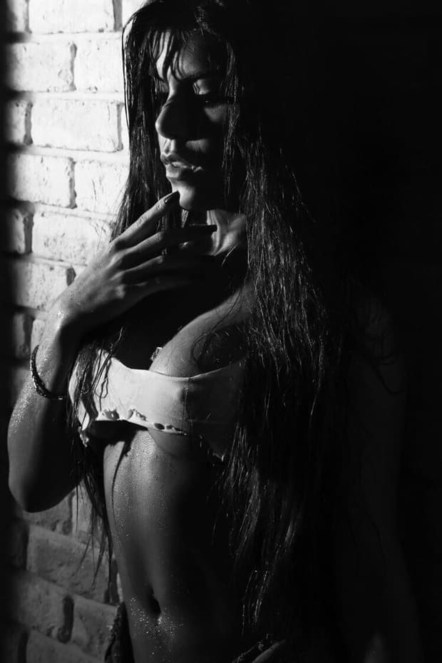 La exuberante brasileña, quien es candidata para Miss Bumbum, ha declarado que es una gran admiradora del futbolista del Barcelona y sueña con ser novia del atacante.