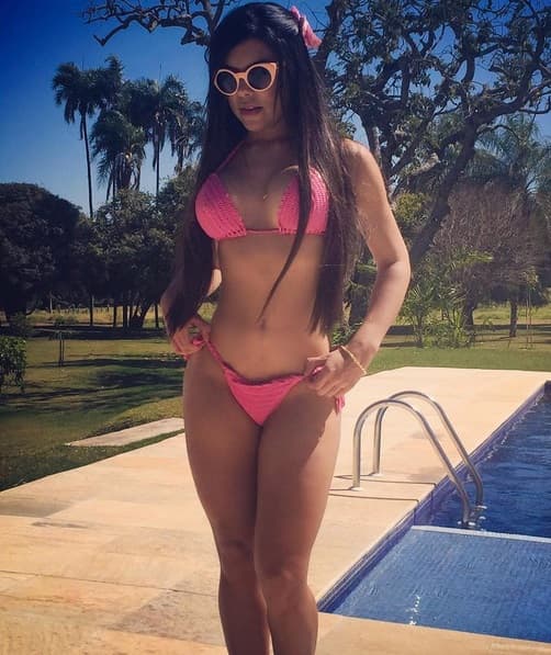 La exuberante brasileña, quien es candidata para Miss Bumbum, ha declarado que es una gran admiradora del futbolista del Barcelona y sueña con ser novia del atacante.