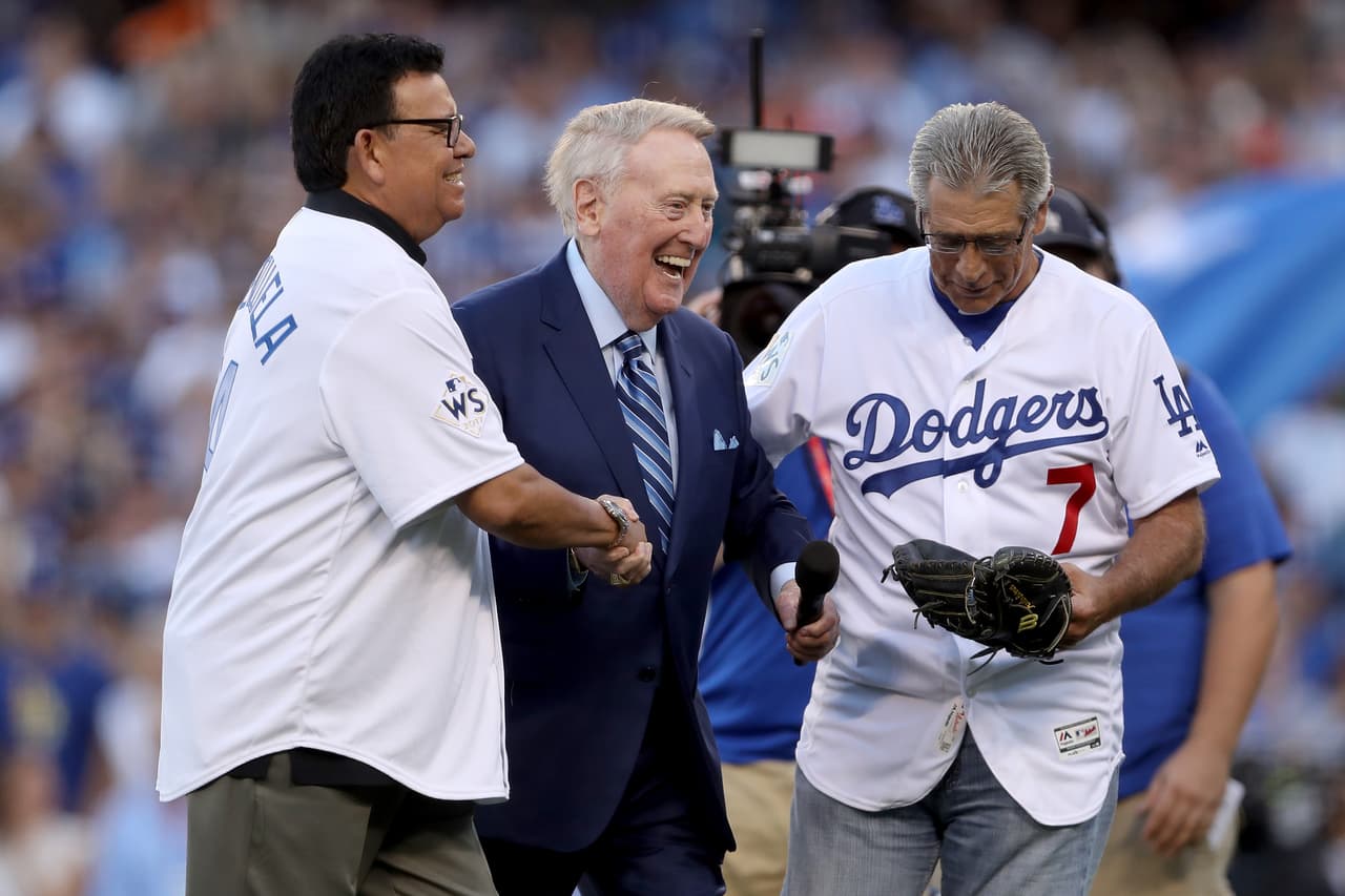 Al final, Fernando Valenzuela, Vin Scully y Steve Yeager, histórico catcher de los Dodgers se tomaron la foto del recuerdo.