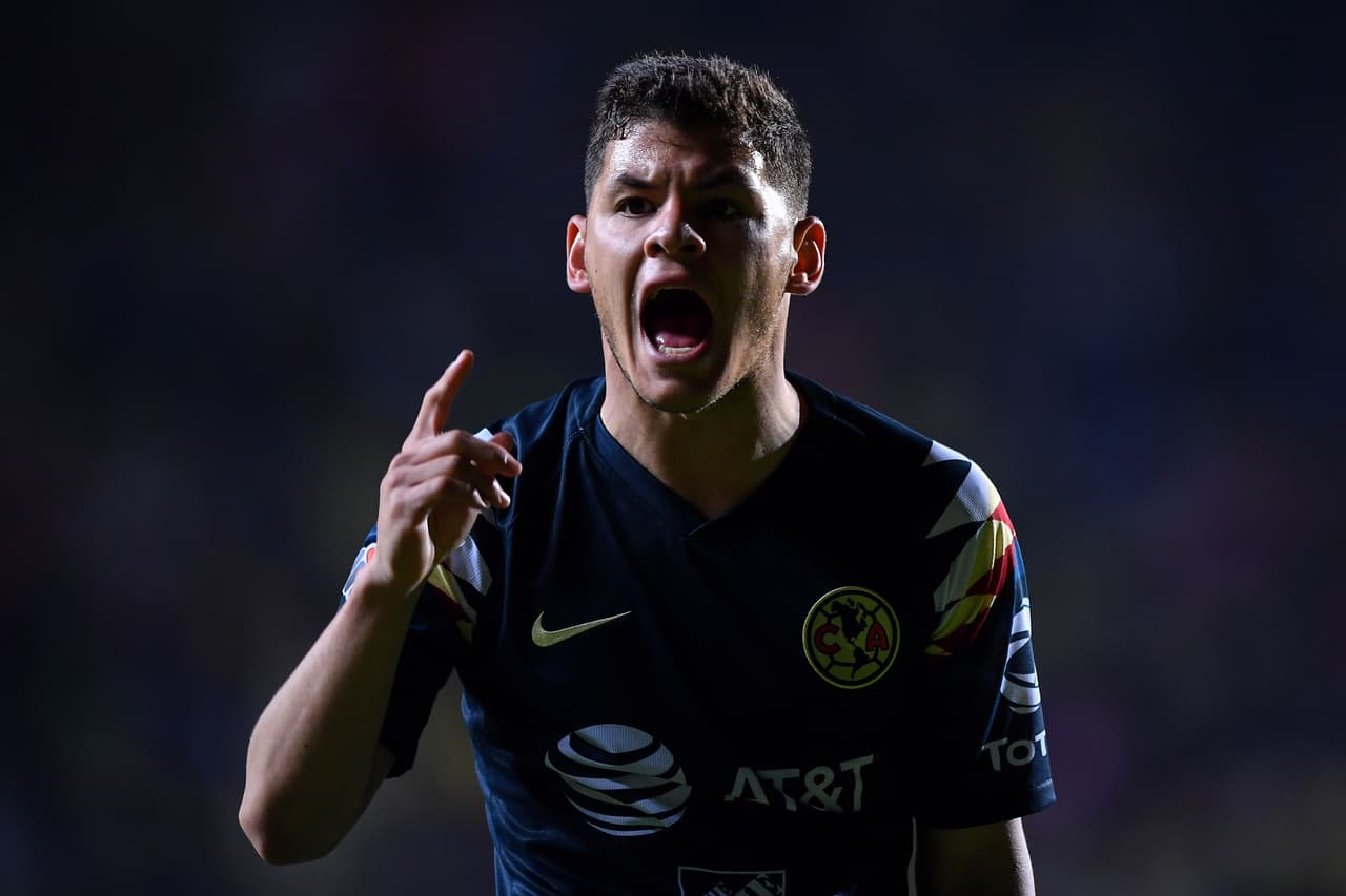 Richard Sánchez da instrucciones a sus compañeros.