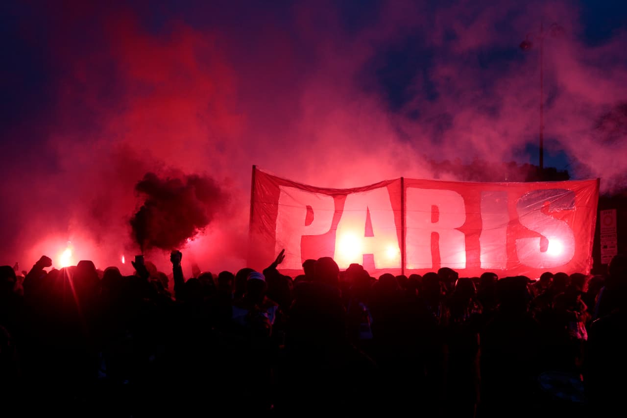 Los aficionados del Paris Saint-Germain –los más hostiles– y del Real Madrid han puesto el color en los alrededores del Parque de los Príncipes, así como en las graderías. Un ambientazo para vivir un partido de primer nivel en los octavos de final de la Champions League.