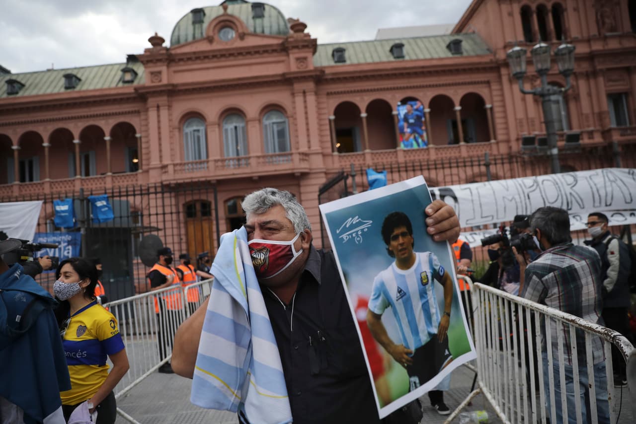 Entre llantos y cánticos, con imágenes y banderas, fanáticos asisten a la despedida en la capital de Argentina.