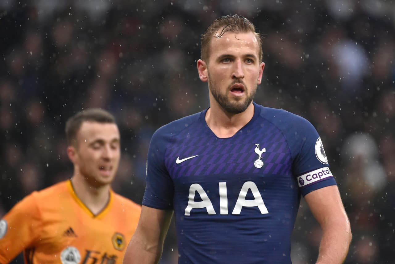 <b>Harry Kane</b>
<br>Del Tottenham Hotspur al Real Madrid o Manchester United. Despúes de estas semanas, el club inglés ha dado a conocer que su goleador puede estar disponible, sin embargo, su altísimo costo en estos tiempos, hace difícil la transferencia del jugador.
