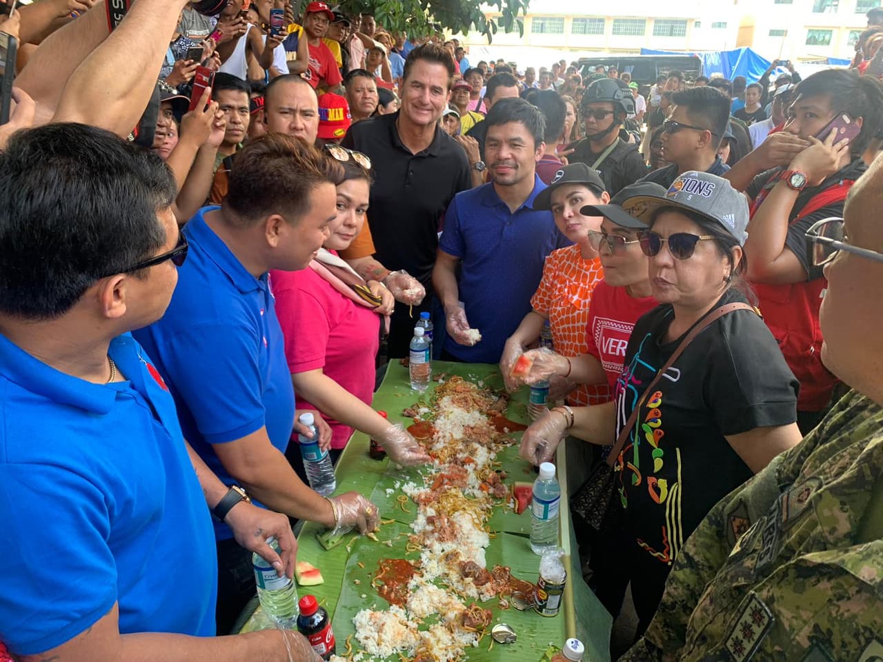 El ídolo del boxeo se unió a las labores de ayuda tras los sismos de los últimos días en su país.