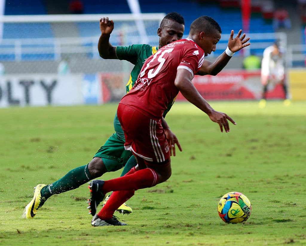 Quiñones empeó su carrera profesional con 17 años en la segunda división de Colombia, primero con IUniversidad de Popayán y luego con Deportes Quindío.