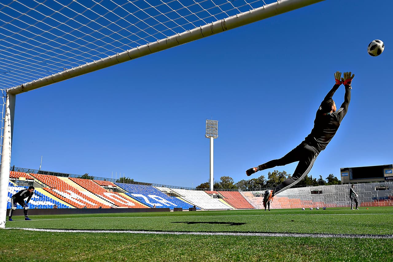José de Jesús Corona levanta el vuelo intentando tapar un tiro angulado en una de las porterías del Estadio Malvinas Argentinas.