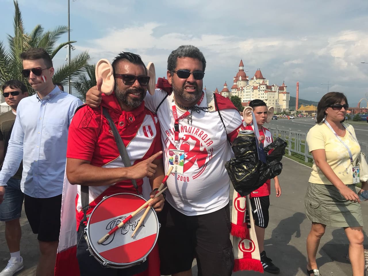 Los hinchas peruanos y australianos viven con emociones distintas su último duelo por el grupo C del Mundial, unos con la nostalgia de la despedida y los otros con la ilusión de aún llegar a octavos.