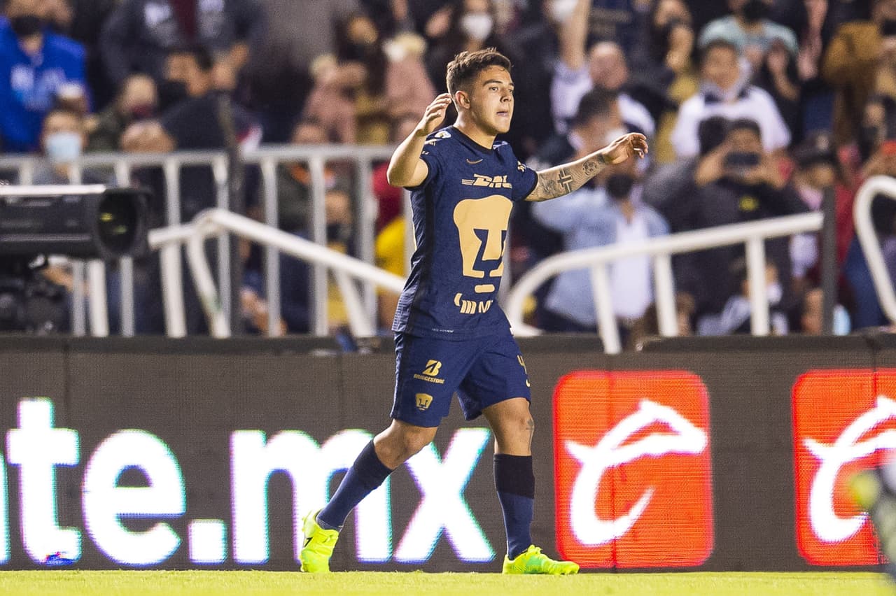 Marco García recibe el apoyo de sus compañeros tras lesión