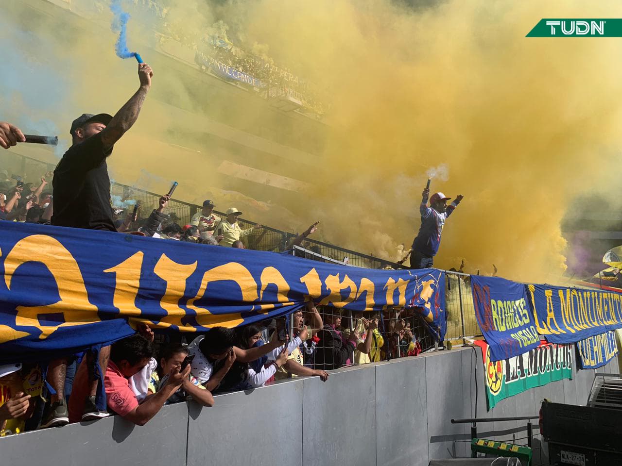 Fanáticos del América se reúnen para ver a su equipo entrenar previo a la final de la Liga MX del Apertura 2019.