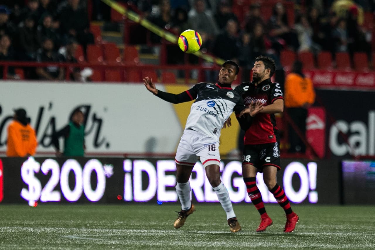 Los primeros 45 minutos no tuvieron a un equipo dominante. Xolos y Lobos arriesgaron muy poco y desaprovecharon las pocas oportunidades frente al arco.