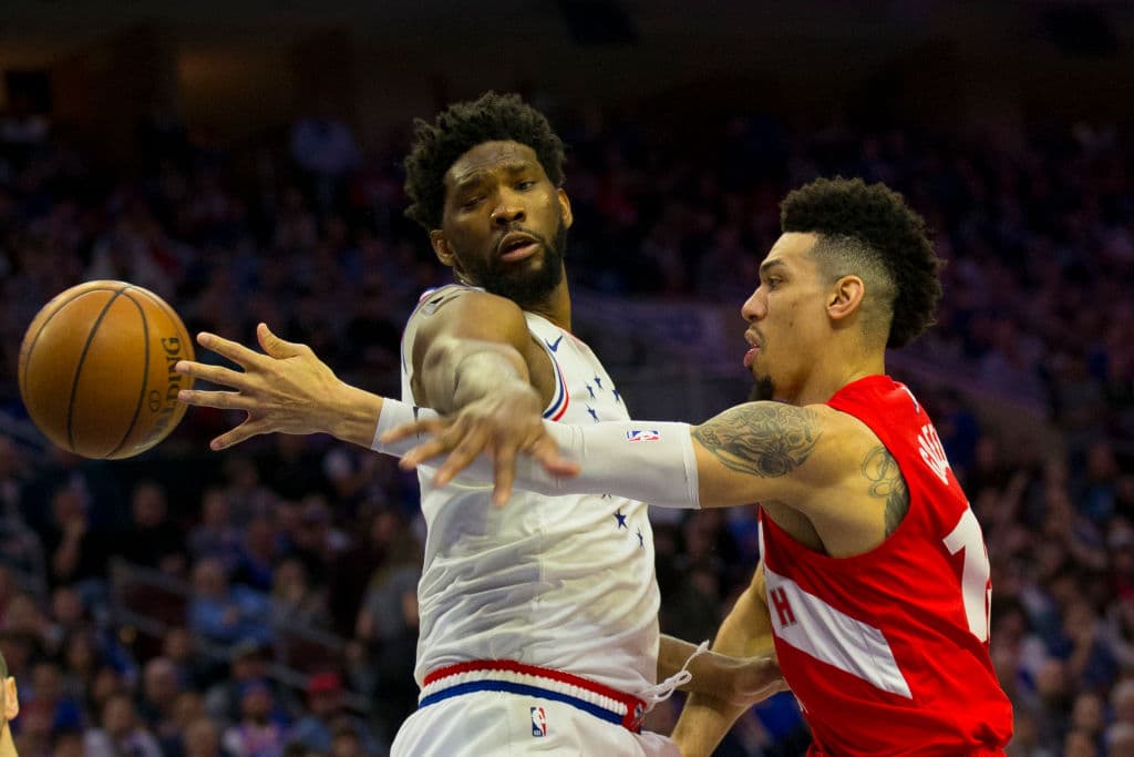 Los Philadelphia 76ers se negaron a ser eliminados en casa al vencer 112-101 a los Toronto Raptors en el Juego 6 de su serie de Playoffs de segunda ronda en la Conferencia del Este en la NBA y con esto forzaron al séptimo y definitivo encuentro, que habrá de jugarse el domingo próximo. Jimmy Butler anotó 25 puntos y Ben Simmons aportó 21 para que los Sixers alarguen la serie en Canadá.