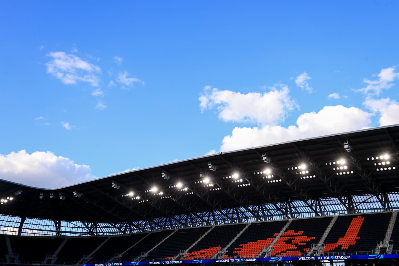 Azul marino y anaranjado son los colores que predominan en el uniforme de FC Cincinnati y el TQL Stadium.
<br>