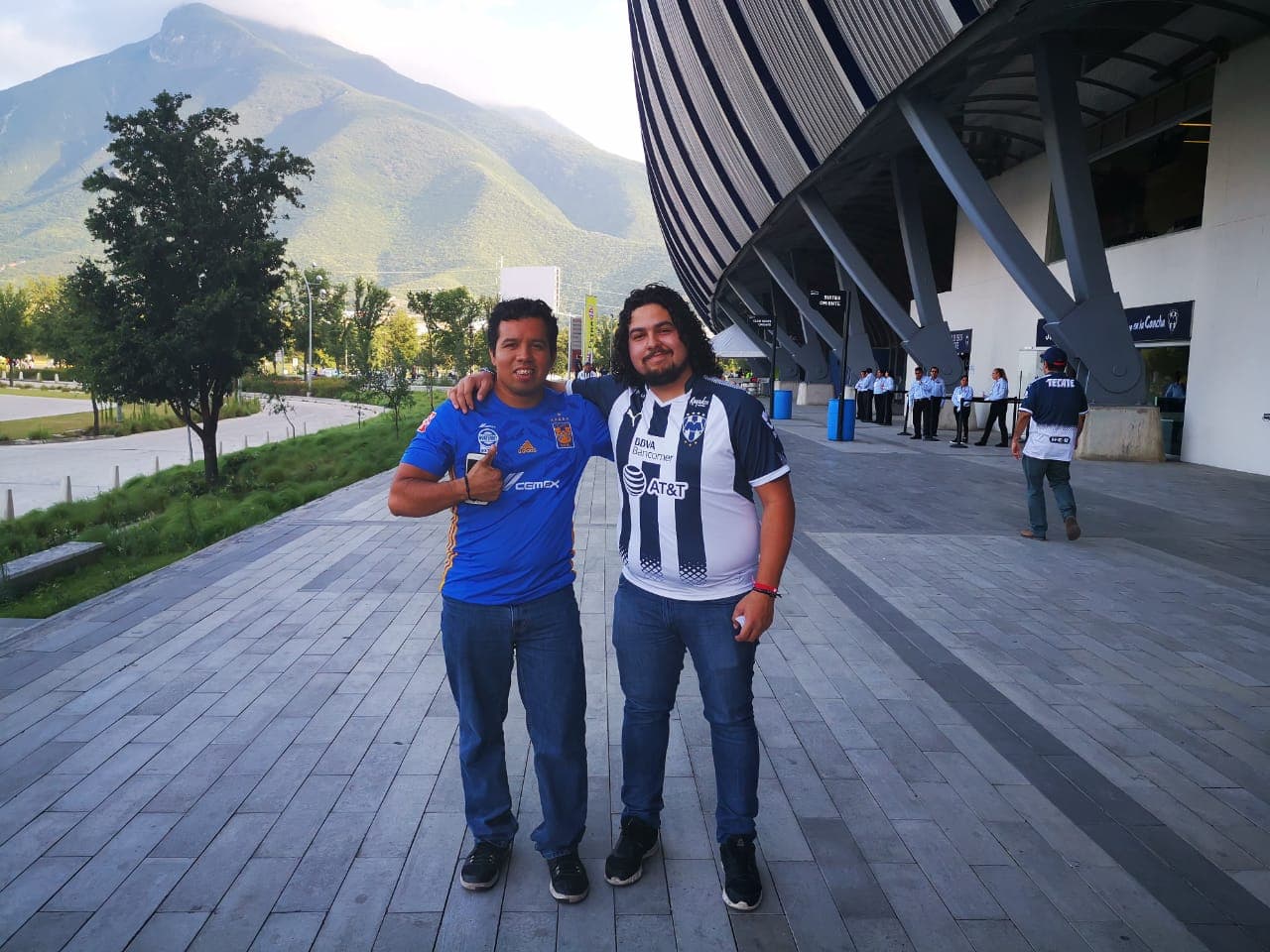 Este es el color de la Semifinal del Clausura 2019 entre Rayados del Monterrey y Tigres de la UANL en una edición más del Clásico Regio. Las aficiones de los dos equipos acudieron al llamado y no iban a perderse la ocasión de apoyar a sus amados clubes en el BBVA.