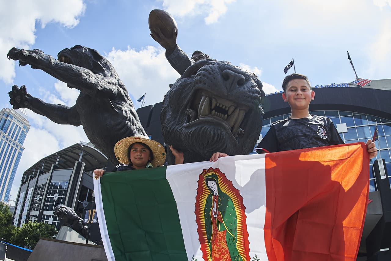 En las afueras del Bank of America Stadium los fanáticos mexicanos se alistan para el juego del Tri contra Martinica por el Grupo A de la Copa Oro.
