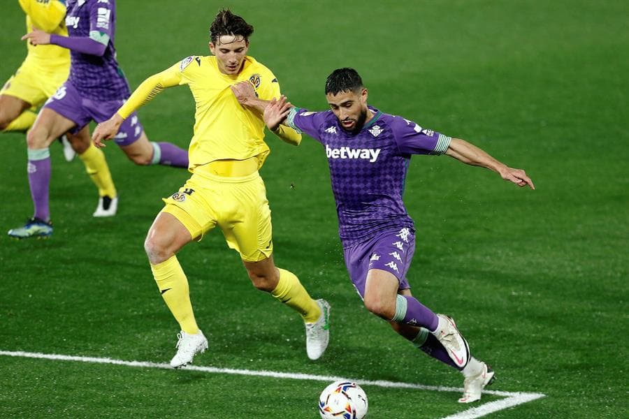 Real Betis derrotó 2-1 al Villarreal. Nabil Fekir y Emerson le dieron la victoria a los verdiblancos en su visita a La Cerámica. El único tanto para los locales fue por parte de Gerard Moreno, durante la Jornada 23 de LaLiga.