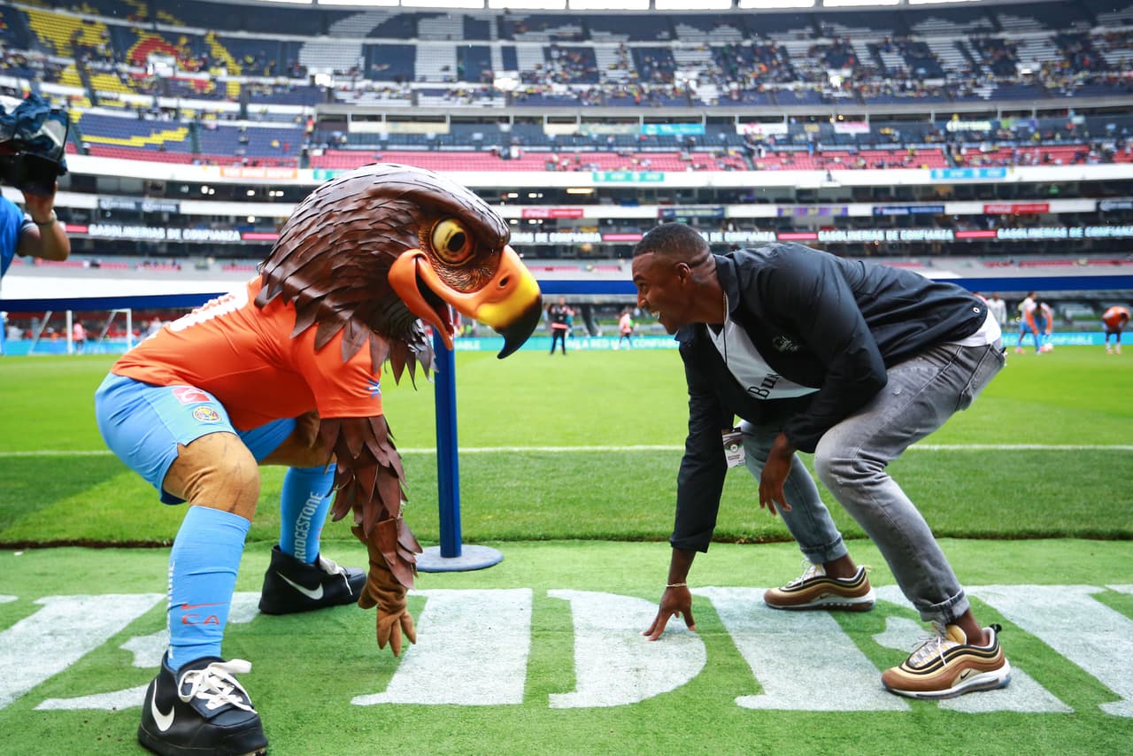 Michael Davis, cornerback de Los Angeles Chargers, confesó su gusto por América en su visita al estadio Azteca para promocionar el juego de NFL de su equipo contra los Kansas City Chiefs el 18 de noviembre en ese escenario.