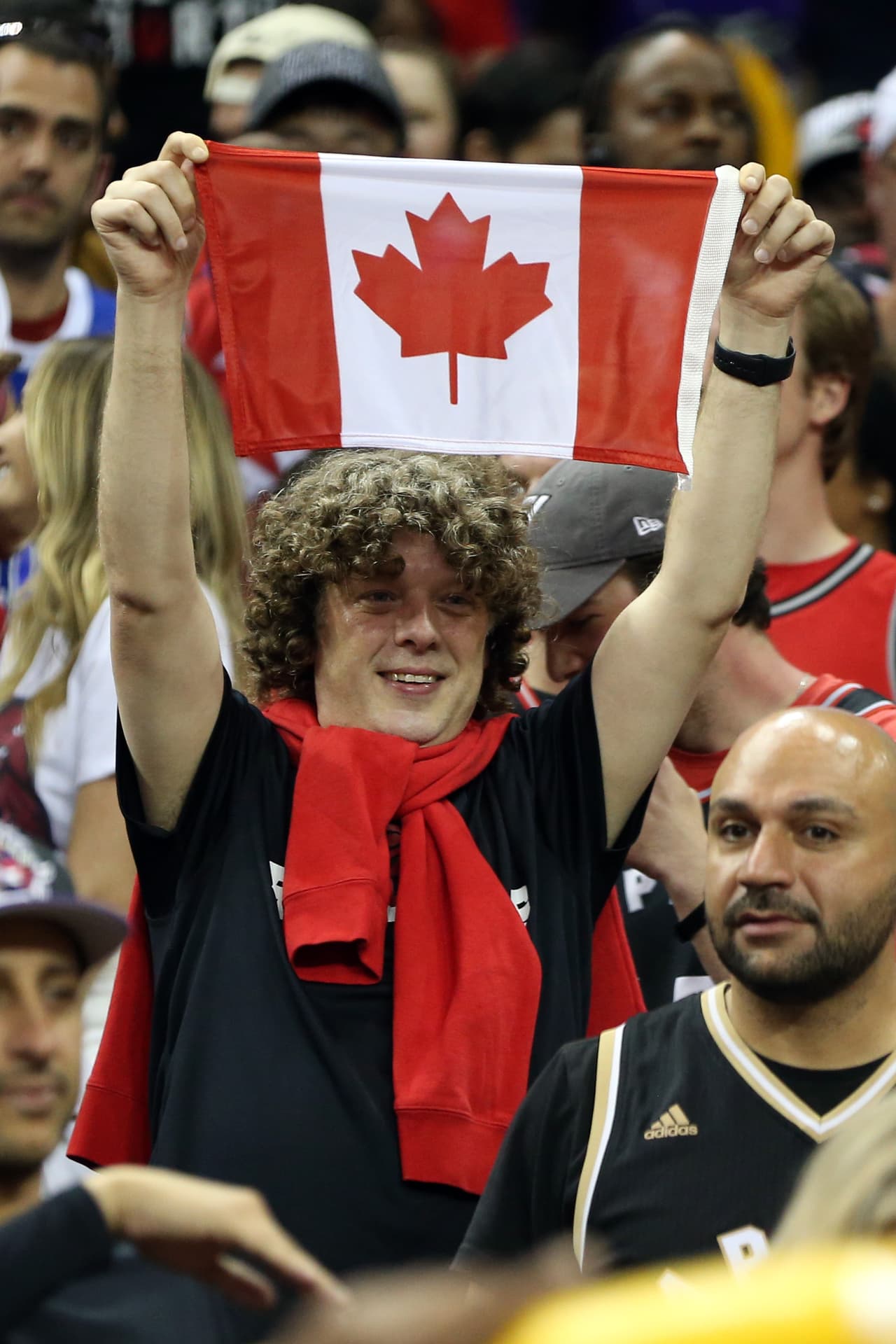 Después del Juego 4 en la Final de la NBA, los fanáticos de los Toronto Raptors estallaron en júbilo en el Oracle Arena al ver que su equipo, comandado por Kawhi Leonard (36 puntos), se puso 3-1 arriba de los Golden State Warriors y acaricia el título.