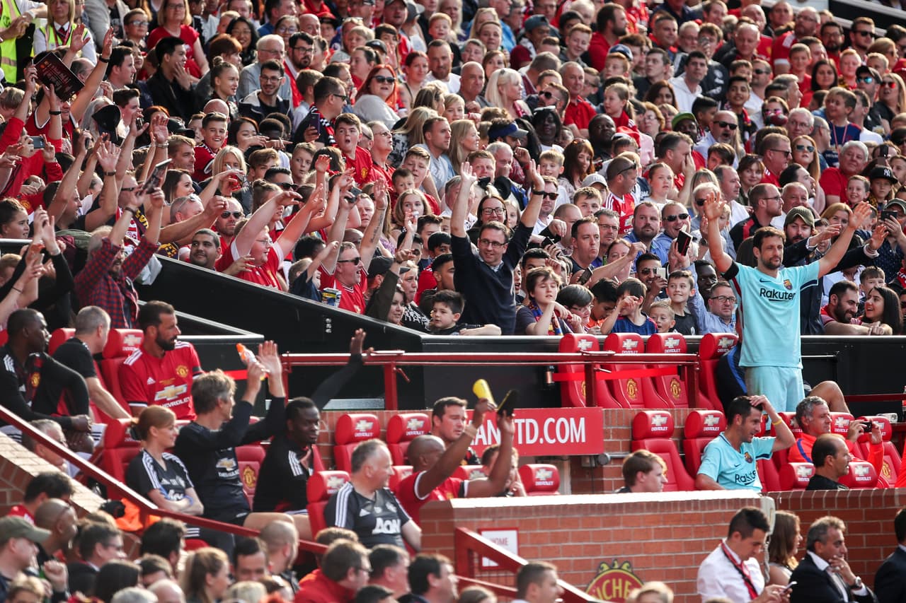 Los fanáticos del fútbol hicieron buena entrada en Old Trafford.