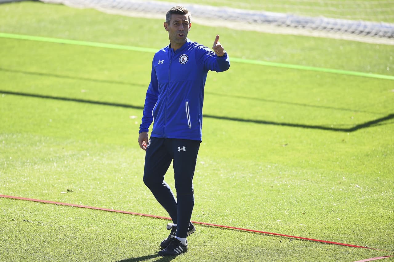 Pedro Caixinha, como director técnico, pone su mejor energía para ajustar detalles contra Monterrey en la Semifinal del torneo Apertura 2018 de la Liga MX.