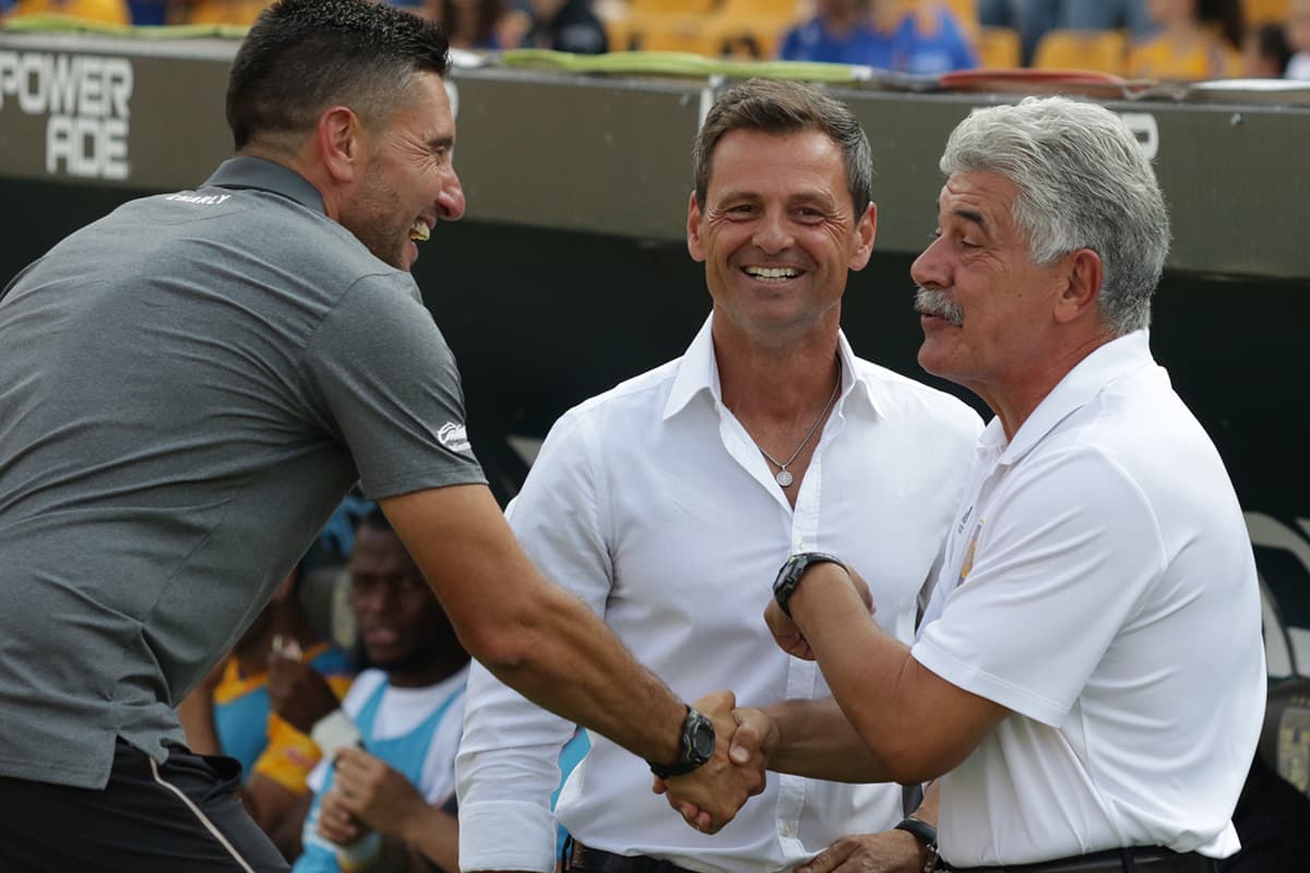 El saludo del técnico de Tigres, Ricardo Ferreti (derecha) y su colega de Xolos, el argentino Diego Cocca (centro) se extendió a los colaboradores del equipo visitante.