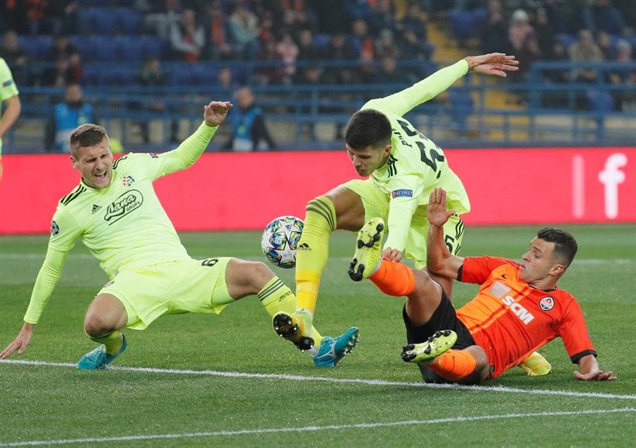 Al minuto 25, Dani Olmo del Dinamo anota gol y se empata el partido 1-1.
