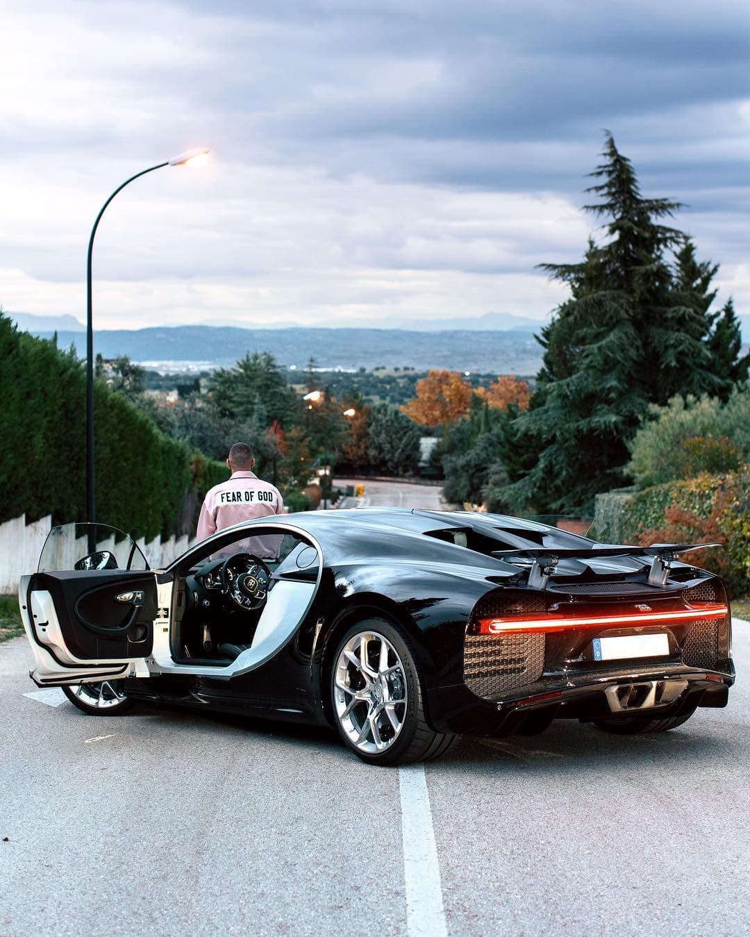 Este hiperdeportivo es sin duda el más extremo en el garaje de Benzema. Hace unos meses, Bugatti puso a prueba una nueva variante que fue capaz de pulverizar la mítica barrera de las 300 mph (482.80 km/h) e imponer un nuevo récord de velocidad para convertirse en el auto de producción más rápido del mundo con un registro de 304.773 mph (490.48 km/h).