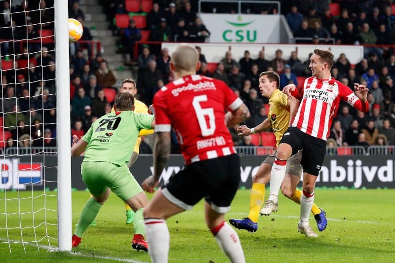 En el segundo tiempo, al 52', Jurgen Mattheij del Excelsior convirtió otro autogol, el 3-0 a favor del PSV.