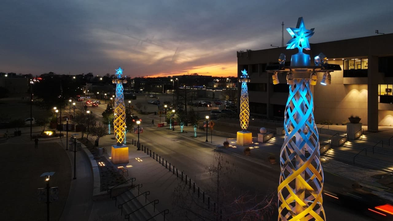 La Ciudad de Arlington también se pintó de azul y amarillo para mostrar apoyo a la difícil situación que vive Ucrania, tras la invasión rusa.