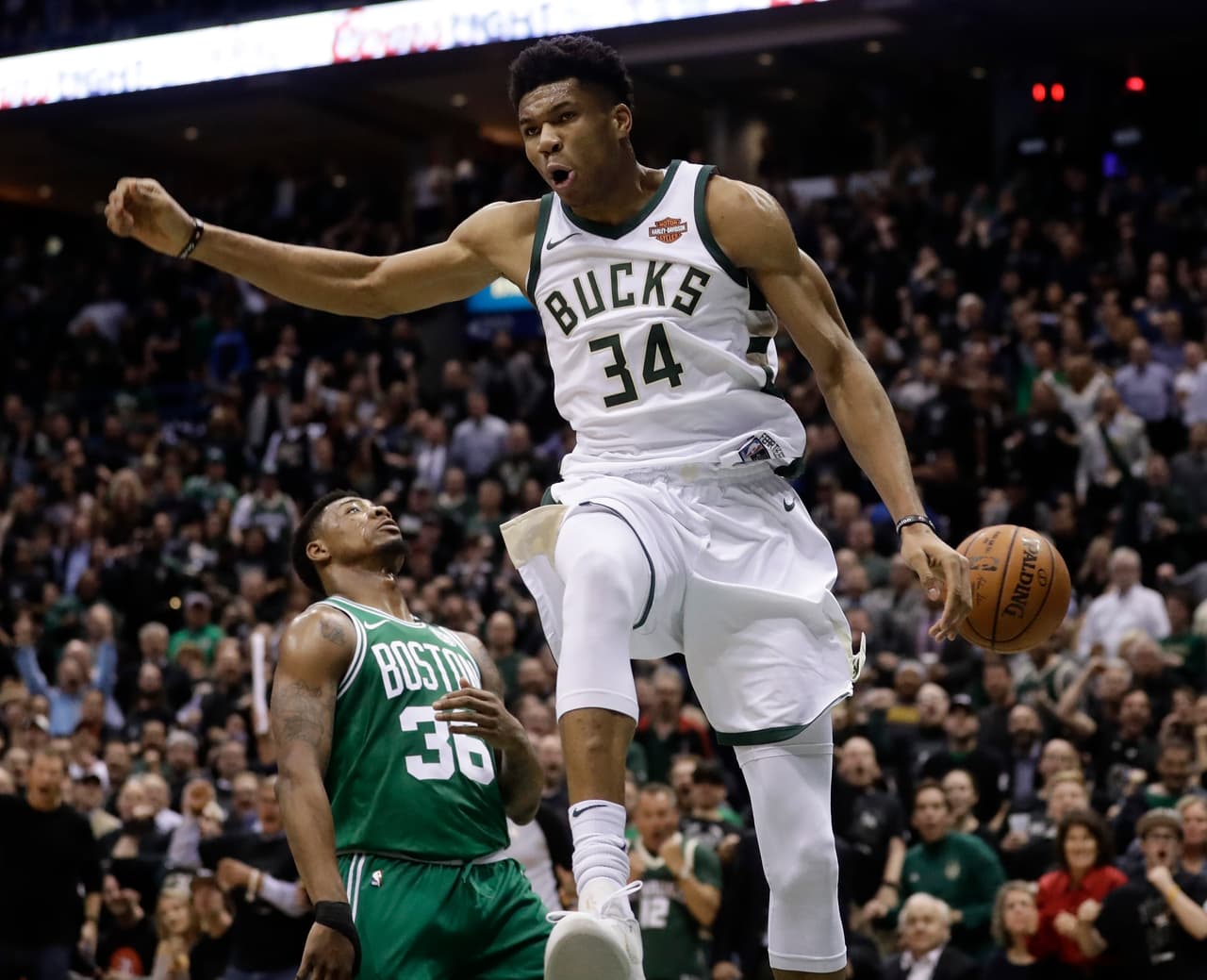 Con 31 puntos y 14 rebotes, Giannis Antetokounmpo fue el jugador más importante de los locales en este triunfo.