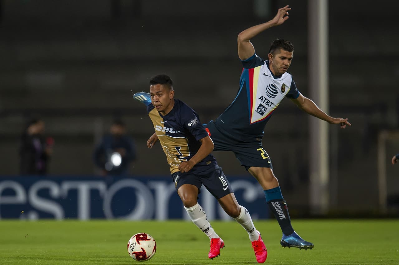 Pumas comienza a tomar un poco más el balón, pero la presión de los americanistas en medio campo es muy buena.