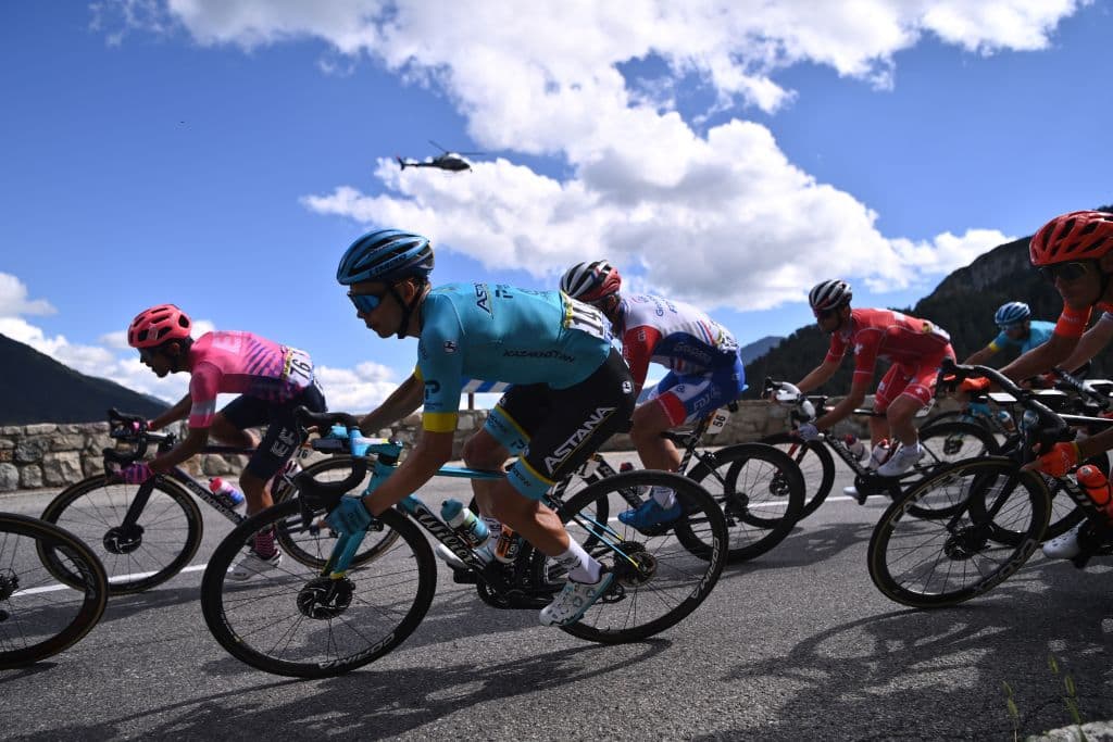 Los ciclistas de bajada del paso Colmiane.