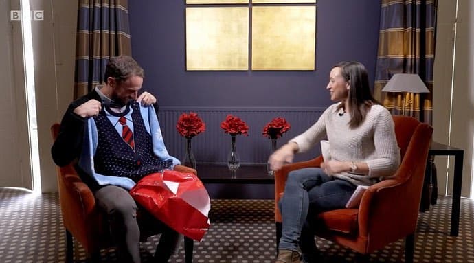 El DT de Inglaterra recibió un suéter creado en honor a su peculiar atuendo.